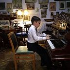 Учащийся фортепианного отделения Алексей Родригес Фернандес (преподаватель Ренева С.В.) в Мемориальном музее-квартире Е.Ф. Гнесиной