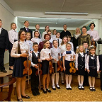 Участники литературно - музыкальной гостиной И пела в зале скрипка