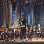 Вступительное слово Д. Юровского перед концертом в Клину. Фото Сергея Гануса