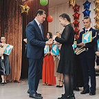 премия мэра Звездочки надежды. вручает мэр г. Улан-Удэ Шутенков И. Ю. 