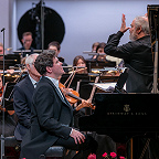Денис Мацуев, Валерий Гергиев и музыканты РНМСО. Фото предоставлено Московской филармонией