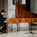 Максим Емельянычев играет на хаммерклавире. Фото Иры Полярной