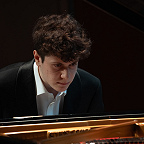 Играет Давид Хачатрян. Фото Вадима Штэйна ©Дом культуры «ГЭС-2»