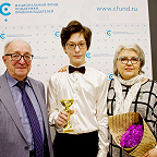 председатель жюри конкурса Чернов Г.В., лауреат Гран-при Максимилиан Королев и Заслуженный работник культуры РФ Петухова О.Н.