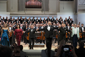 ОПЕРНЫЕ ДИВЫ В ОБЪЯТИЯХ МИЛЛИОНОВ