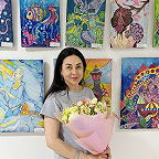 Преподаватель Байбурина Татьяна Викторовна на фоне работ обучающихся по предмету Батик Фото