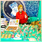 Преподаватель Пыхтарева Анна Викторовна с сувенирами из керамики на одном из этапов Всероссийского конкурса Туристический сувенир