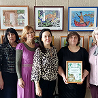 Коллектив на выставке работ обучающихся школы