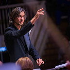 Дирижирует Филипп Чижевский. Фото предоставлено пресс-службой Московской филармонии.