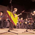 Молодежный русский народный оркестр «Серебряные струны», солист – Каминкер Гавриил (балалайка-контрабас).