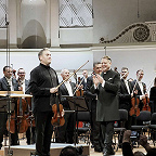 Кристоф Барати, Александр Сладковский и музыканты ГАСО РТ. Фото предоставлено пресс-службой Московской филармонии