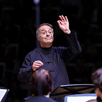 Дирижирует Александр Рудин. Фото Ирины Шымчак