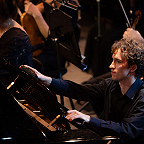 Валентин Малинин среди музыкантов оркестра «Новой оперы». Фото Екатерины Христовой