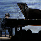 Играет Илья Папоян. Фото предоставлено пресс-службой МКЗ «Зарядье»