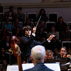 Дирижирует Федор Безносиков. Фото предоставлено пресс-службой Московской филармонии
