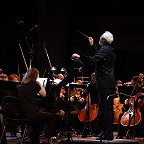 Федор Леднёв и оркестр «Новой оперы». Фото Екатерины Христовой