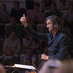 Дирижирует Филипп Чижевский. Фото предоставлено пресс-службой Московской филармонии