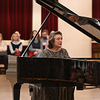 Играет Елизавета Леонская. Фото Анны Флегонтовой предоставлено пресс-службой Санкт-Петербургской филармонии