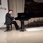 Играет Александр Пироженко. Фото автора