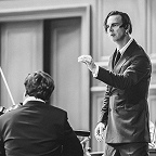 Дирижирует Теодор Курентзис. Фото Антона Галкина