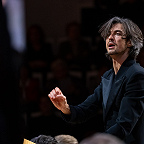 Дирижирует Филипп Чижевский. Фото предоставлено пресс-службой Московской филармонии