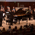 Андрей Коробейников, Дмитрий Синьковский и музыканты НФОР. Фото с официальной видеозаписи концерта