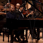 Играет Андрей Коробейников. Фото с официальной видеозаписи концерта