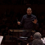 Дирижирует Дмитрий Синьковский. Фото с официальной видеозаписи концерта