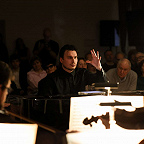 Александр Ключко играет и дирижирует. Фото Ирины Шымчак