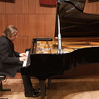 Играет Петр Лаул. Фото с официальной видеозаписи концерта