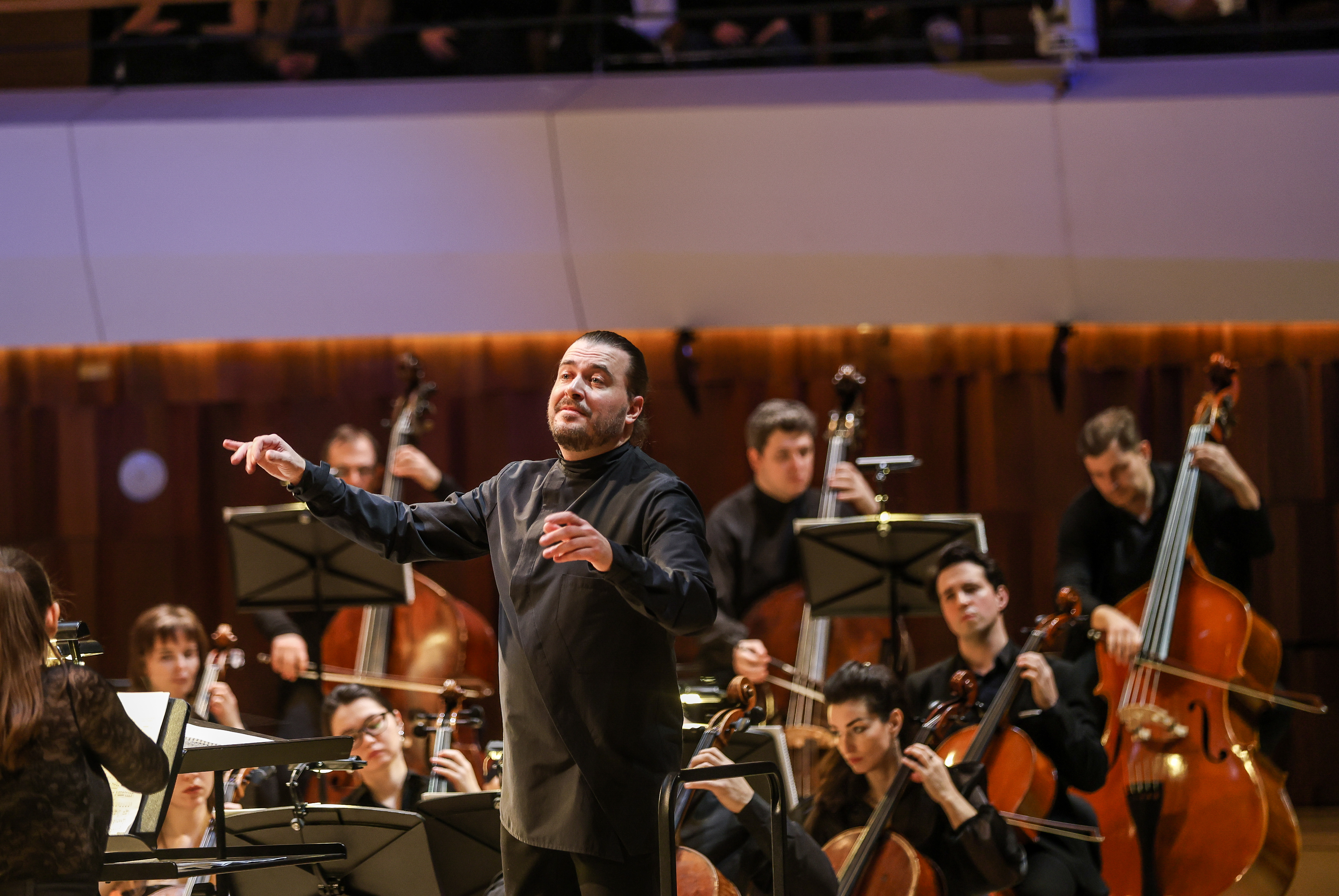  Дирижирует Дмитрий Синьковский. Фото предоставлено пресс-службой МКЗ &laquo;Зарядье&raquo;