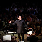 Дирижирует Дмитрий Синьковский. Фото предоставлено пресс-службой МКЗ «Зарядье»