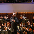 Дирижирует Дмитрий Синьковский. Фото предоставлено пресс-службой МКЗ «Зарядье»