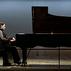 Играет Анна Цыбулёва. Фото с официальной видеозаписи концерта