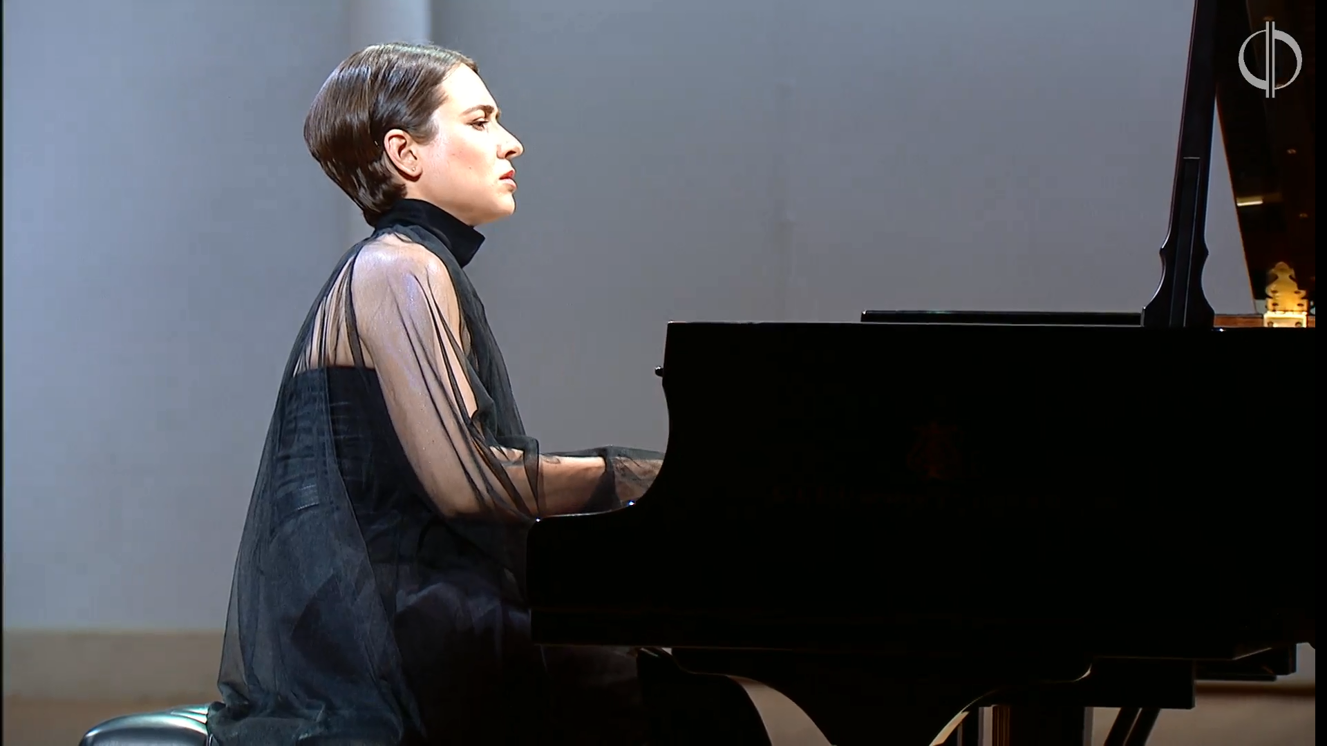   Играет Анна Цыбулёва. Фото с официальной видеозаписи концерта