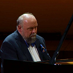 Играет Александр Гиндин. Фото с официальной видеозаписи концерта