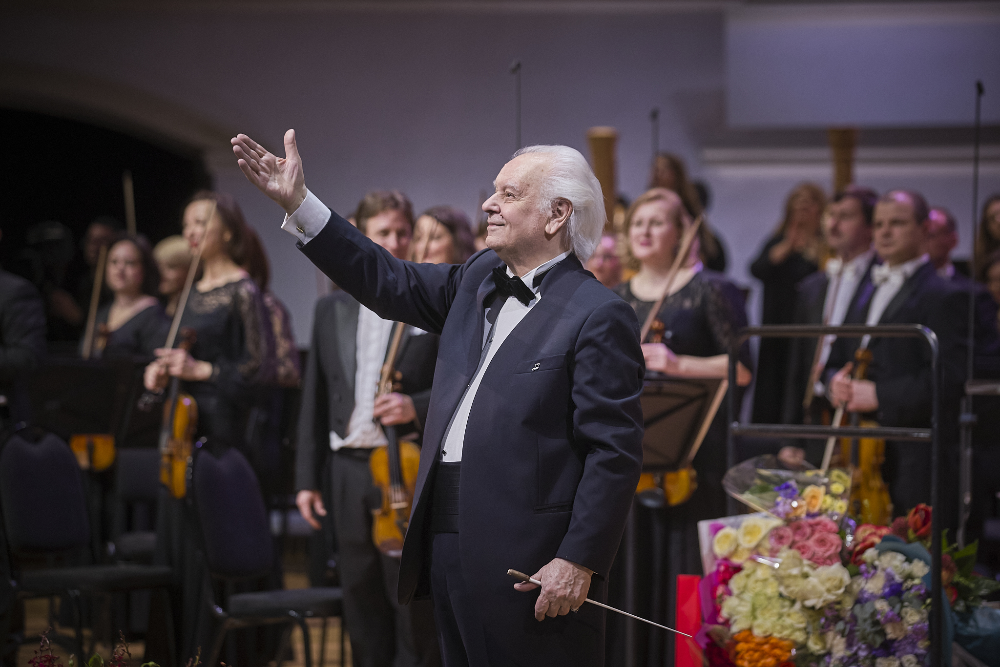  Юрий Симонов на поклонах. Фото предоставлено пресс-службой Московской филармонии