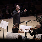 Дирижирует Александр Рудин. Фото предоставлено пресс-службой МКЗ «Зарядье»