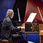 Сергей Каспров играет на клавесине. Фото предоставлено пресс-службой МКЗ «Зарядье»