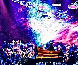 РОБОТ-ДИРИЖЕР И ГОЛОГРАММЫ ВЕЛИКИХ