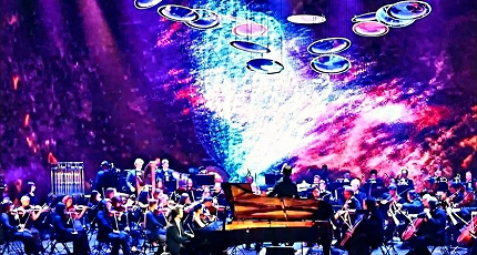 РОБОТ-ДИРИЖЕР И ГОЛОГРАММЫ ВЕЛИКИХ