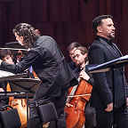 Сергей Романовский, Айрат Кашаев и музыканты Фестивального барочного оркестра. Фото предоставлено пресс-службой МКЗ «Зарядье»