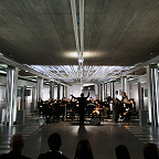 Федор Безносиков и «Булез-ансамбль». Фото Никиты Чунтомова © Дом культуры «ГЭС-2».