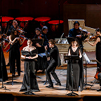 Иван Никифорчин, Эльмира и Эльнара Карахановы, оркестр «Академия русской музыки». Фото Антона Галкина предоставлено организатором концерта компанией Zapomni Entertainment