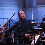 Поет Дмитрий Синьковский. Фото предоставлено пресс-службой Московской филармонии