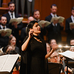 Поет Ивета Симонян. Фото Никиты Чунтомова