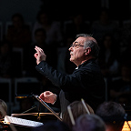 Дирижирует Александр Рудин. Фото предоставлено пресс-службой Московской филармонии