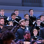 Евгений Ставинский, Михаил Нор, Илья Татаков, хор мальчиков Хорового училища им. Свешникова, музыканты ГАКОР. Фото предоставлено пресс-службой Московской филармонии