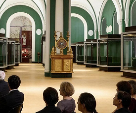 РОССИЙСКИМ ИМПЕРАТОРАМ И ФАБЕРЖЕ ПОСВЯЩАЕТСЯ