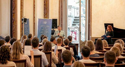 В ЦВЕТАХ ТРИУМФА И ПЕЧАЛИ
